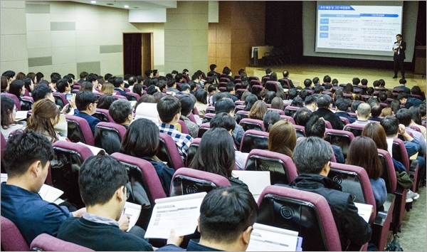 △식약처는 기능성 표시식품 제도 도입방안을 지난 8일 한국야쿠르트 본사 대강당에서 관련 정책포럼을 통해 발표했다. 식품산업계는 디스클레이머 문구와 표시위치 및 표시제한 제형에 대한 강한 불만을 제기하고 있어 논란이 끊이지 않고 있다.(사진=식품음료신문)