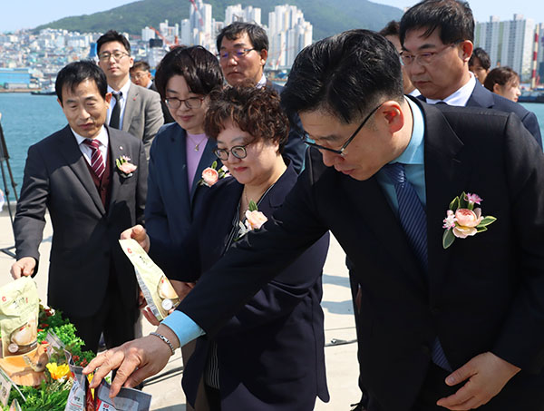 김정희 농림축산검역본부장이 EU로 수출되는 삼계탕 제품을 꼼꼼히 살피고 있다.(제공=농식품부)