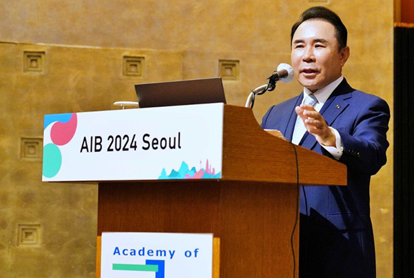 윤홍근 회장이 세계 최고 권위의 경영학술단체인 국제경영학회 ‘AIB 2024 Seoul’에서 글로벌 시장에서의 성공 사례와 전략에 대해 강연하고 있다.(제공=제너시스 BBQ그룹)