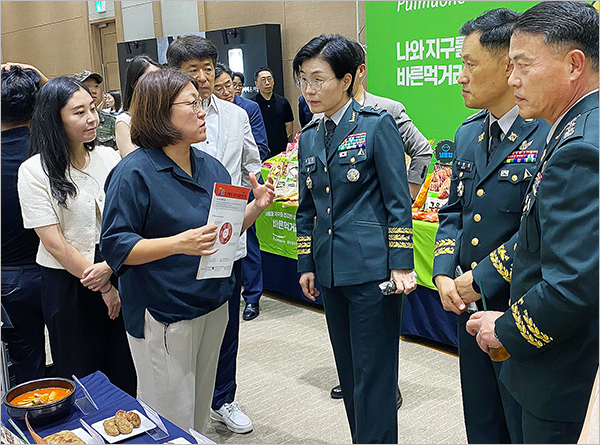 식품홍보관을 찾은 김소영 준장(육군군수사령부 보급처장)이 참여기업 관계자의 설명을 듣고 있다.(제공=식품산업협회)