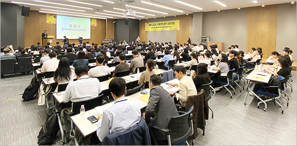 11일 한국식품위생안전성학회 주최, 오뚜기 식품안전과학연구소 주관으로 경기도 평촌 소재 오뚜기중앙연구소에서 열린 ‘제2회 식품안전과학 심포지엄’에서 각계 전문가들은 소비자가 중심이 되는 식품안전문화 조성을 위한 과학적 접근과 실질적 적용 방안의 관점을 공유했다.(사진=식품음료신문)