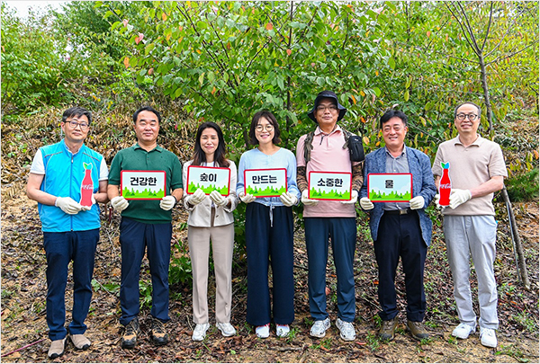 한국 코카콜라가 여주시, K-water 한강유역본부, WWF 한국본부, 한국생태환경연구소, 여주시산림조합, 코카콜라음료 여주공장과 함께 여주 지역의 깨끗한 물을 환원하기 위한 ‘숲 가꾸기’ 프로젝트의 성과를 공유하고 협력을 다지는 자리를 마련했다. (좌측부터) K-water 한강유역본부 김병호 부장, 여주시산림조합 이후정 조합장, WWF 한국본부 박민혜 사무총장, 한국 코카콜라 구남주 상무, 한국생태환경연구소 이찬우 부소장, 여주시 강종희 산림공원 과장, 코카콜라음료 여주공장 최형 공장장.